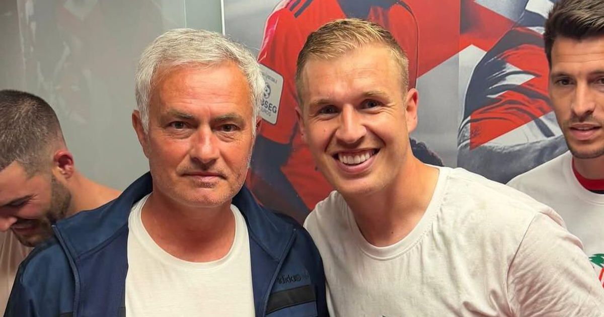 Mourinho esteve no balneário do Marítimo e deu os parabéns pelo regresso à Liga