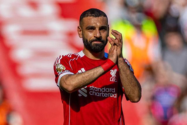 Salah foi ovacionado pelos adeptos do Liverpool em Anfield