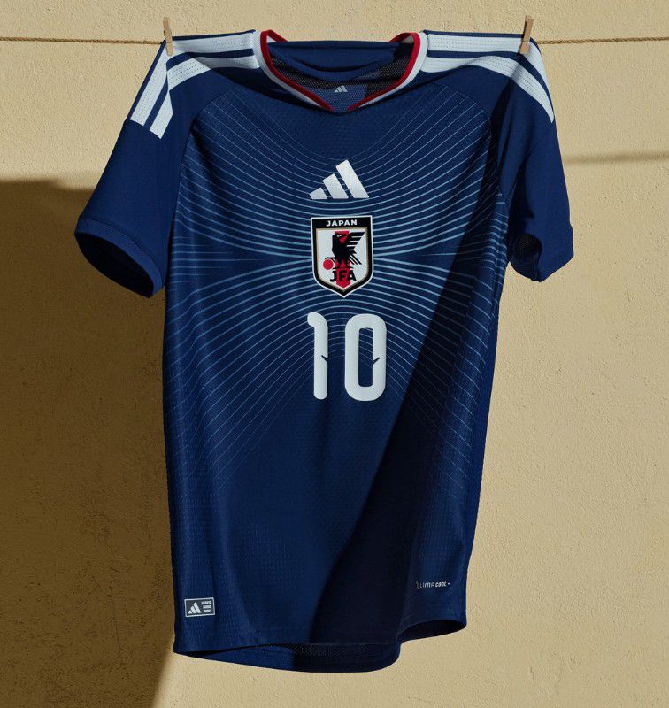 Japão (Grupo F), camisola principal. Adidas