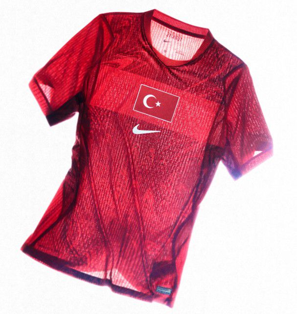 Turquia (Grupo D), camisola principal. Nike