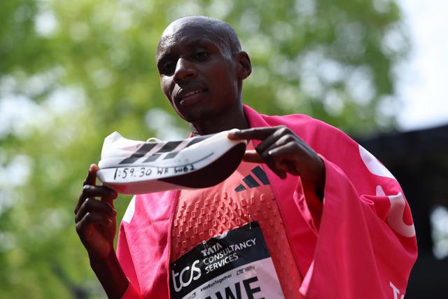 Sabastian Sawe festeja recorde mundial em Londres (foto: Lusa)