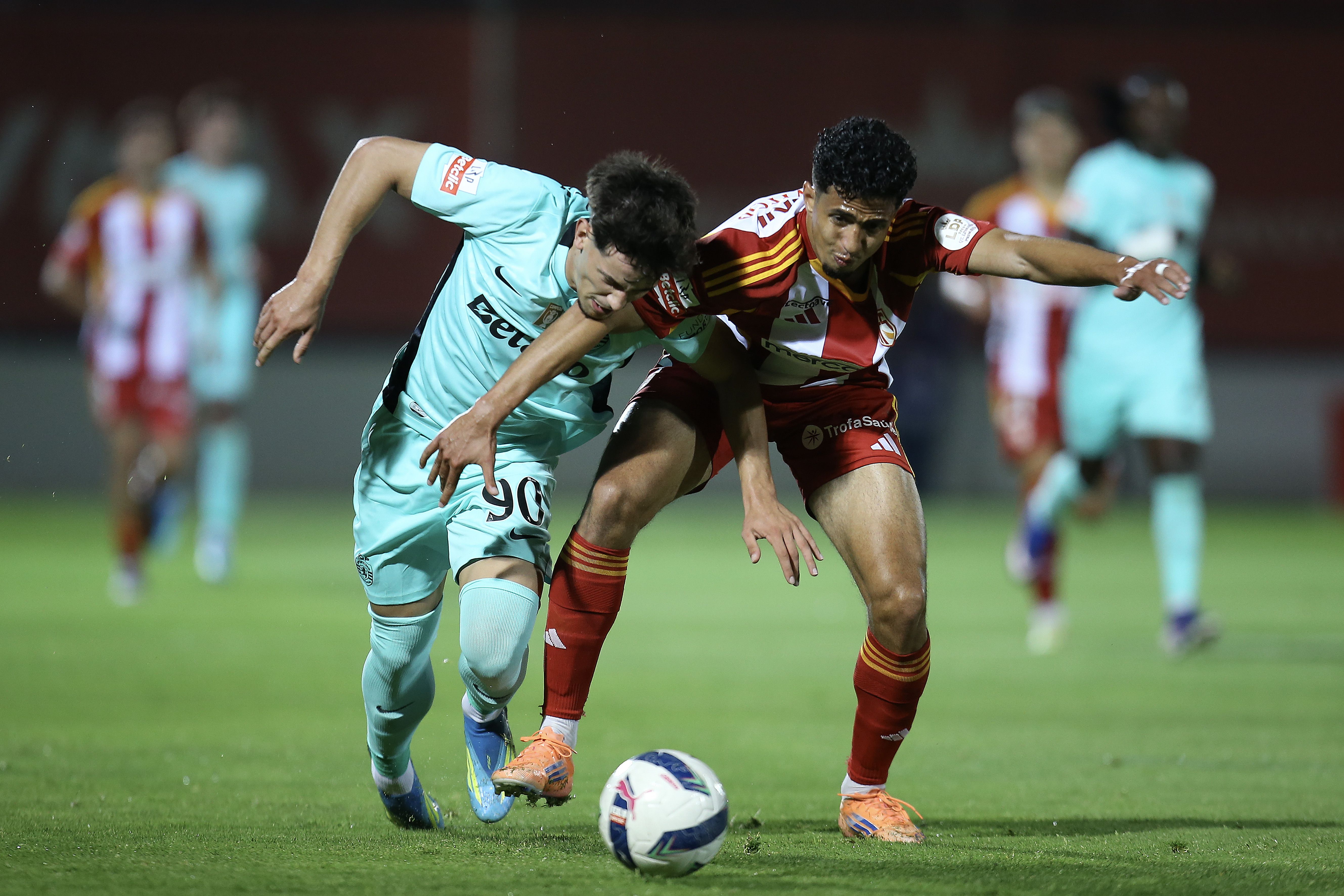 Nel foge a um adversário no jogo entre o Aves SAD e o Sporting- Foto Manuel Fernando Araújo/EPA