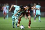 Nel foge a um adversário no jogo entre o Aves SAD e o Sporting- Foto Manuel Fernando Araújo/EPA