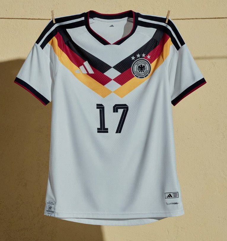 Alemanha (Grupo E), camisola principal. Adidas