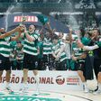 O momento em que o Sporting ergue o troféu de campeão nacional