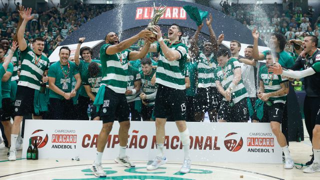 O momento em que o Sporting ergue o troféu de campeão nacional