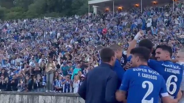 O abraço coletivo com Sérgio Conceição após fim do jogo no Jamor