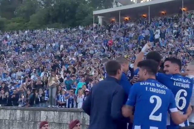 O abraço coletivo com Sérgio Conceição após fim do jogo no Jamor