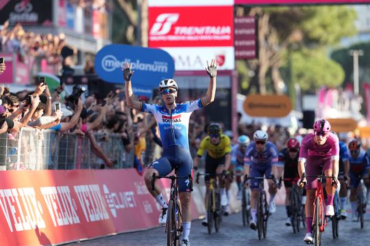 Tim Merlier faz 'tri' em etapa de consagração de Pogacar no Giro