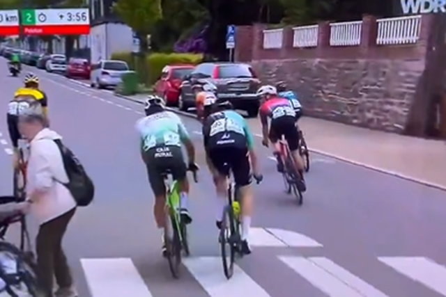 Ciclistas em prova ou senhora de andarilho na passadeira: quem tem prioridade?