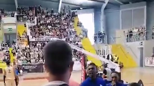 A discussão que fez o portista Keven Gomes atirar garrafa contra adeptos