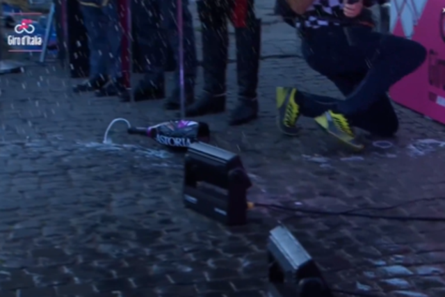 VÍDEO: ganhar a camisola dos pontos no Giro é fácil… difícil é abrir champanhe