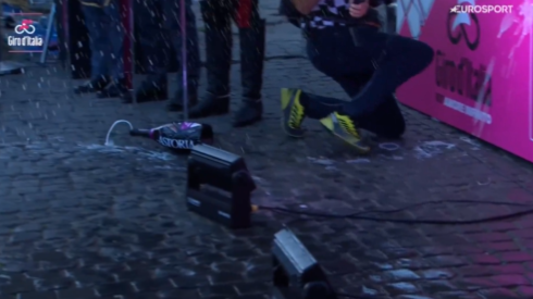 VÍDEO: ganhar a camisola dos pontos no Giro é fácil… difícil é abrir champanhe