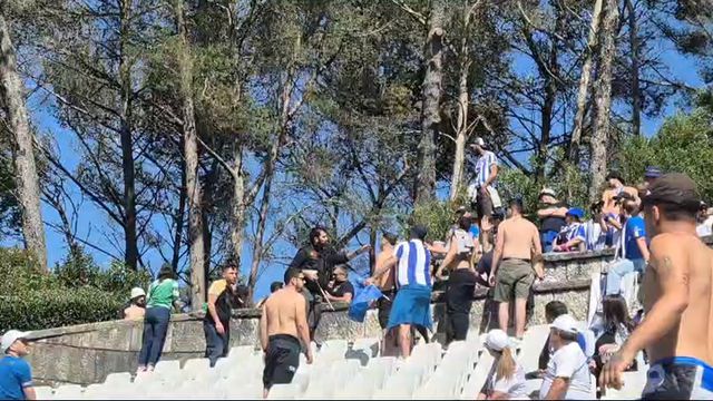 Adeptos do Sporting retirados da bancada após protesto dos adeptos do FC Porto