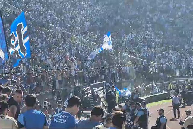 Confusão entre adeptos e polícia depois do golo de Evanilson