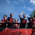 Leverkusen recebido em festa para festejar a dobradinha