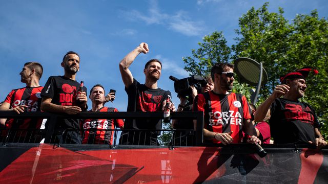 Leverkusen recebido em festa para festejar a dobradinha