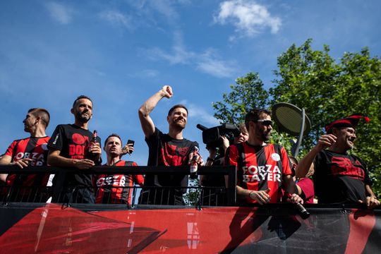 Leverkusen recebido em festa para festejar a dobradinha