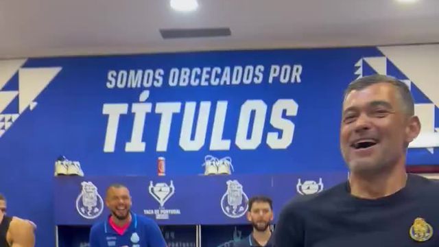 Desta vez não houve charuto, só cerveja: a festa de Sérgio Conceição no balneário