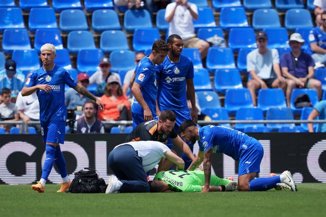 VÍDEO: guarda-redes do Getafe desmaia em campo após choque violento