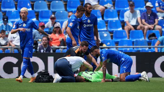 VÍDEO: guarda-redes do Getafe desmaia em campo após choque violento