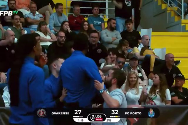 Ovarense-FC Porto interrompido depois de jogador atirar garrafa aos adeptos