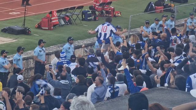 Já na bancada depois de ser expulso, Sérgio Conceição festejou assim o golo de Taremi