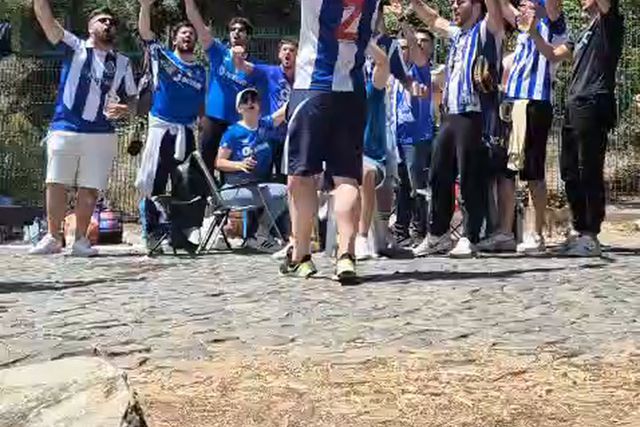 Adeptos portistas ensaiam cânticos para a final da Taça