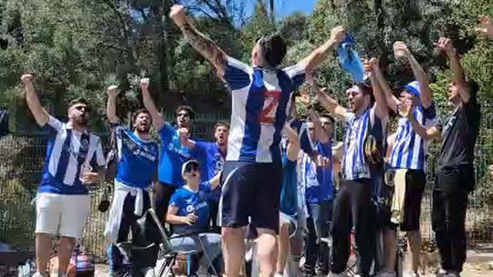 Adeptos portistas ensaiam cânticos para a final da Taça