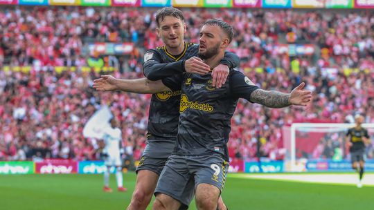 Southampton derrota Leeds e está de regresso à Premier League