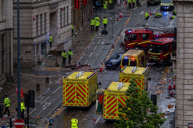 Um carro atropelou uma multidão nos festejos do título do Liverpool e provocou 27 feridos (IMAGO)