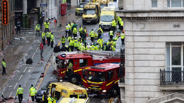 Pânico no cortejo do Liverpool: carro investe sobre a multidão