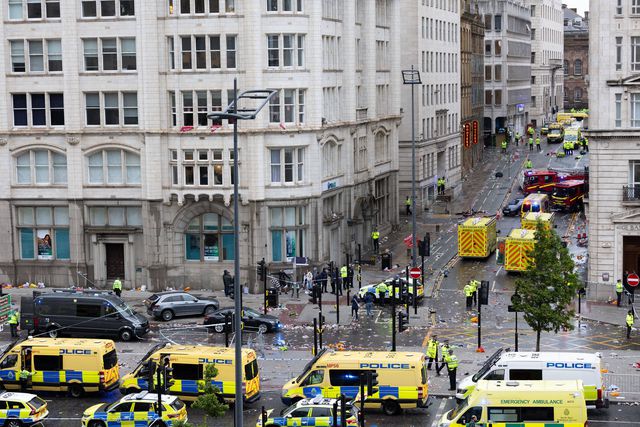 Terror em Liverpool: adeptos atropelados na parada do título, condutor detido