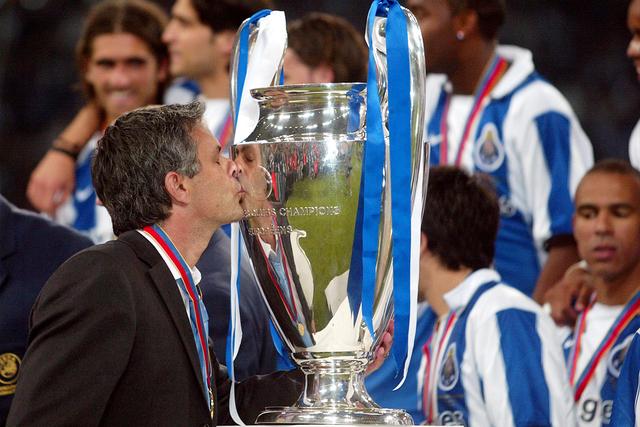 Mourinho beija o troféu da Liga dos Campeões conquistado em 2004 pelo FC Porto (A BOLA)