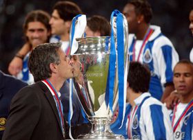 Mourinho recorda Champions ganha no FC Porto: «Desculpa Benni McCarthy...»