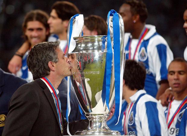 Mourinho beija o troféu da Liga dos Campeões conquistado em 2004 pelo FC Porto (A BOLA)
