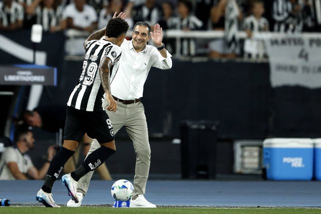 Renato Paiva celebra com o goleador Igor Jesus
