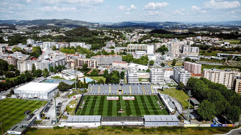 Famalicão: relvado do Municipal continua a encantar