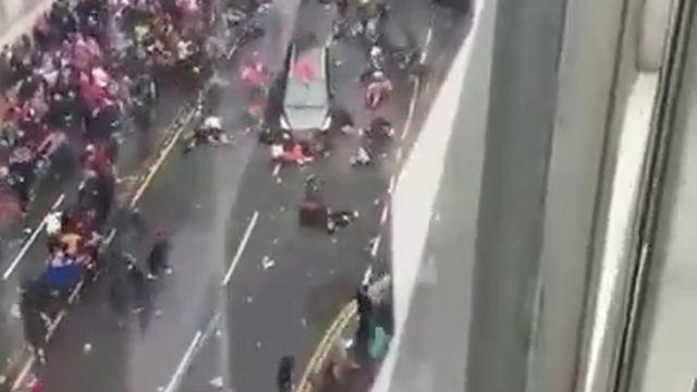 Homem lança carro contra adeptos na parada do título do Liverpool