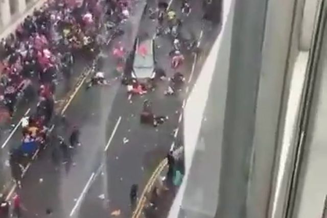 Homem lança carro contra adeptos na parada do título do Liverpool