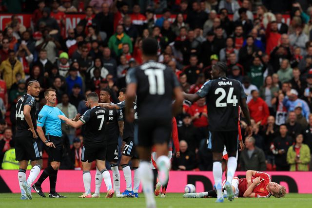 Aston Villa contestou atuação do árbitro no jogo com o United (IMAGO)