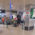 Arthur Cabral despacha as malas no aeroporto de Lisboa