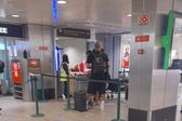 Arthur Cabral despacha as malas no aeroporto de Lisboa
