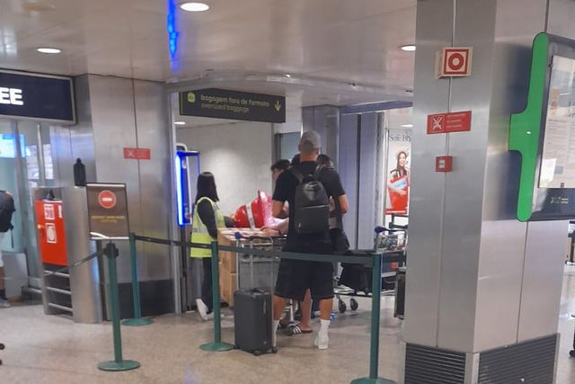 Arthur Cabral despacha as malas no aeroporto de Lisboa