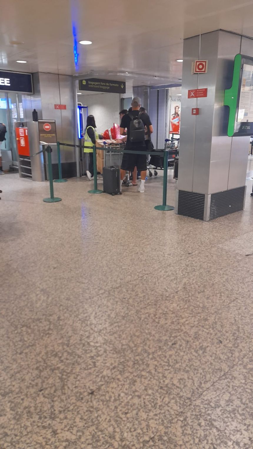 Arthur Cabral despacha as malas no aeroporto de Lisboa