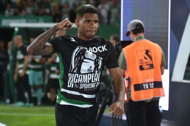 Matheus Reis a festejar a dobradinha no Jamor