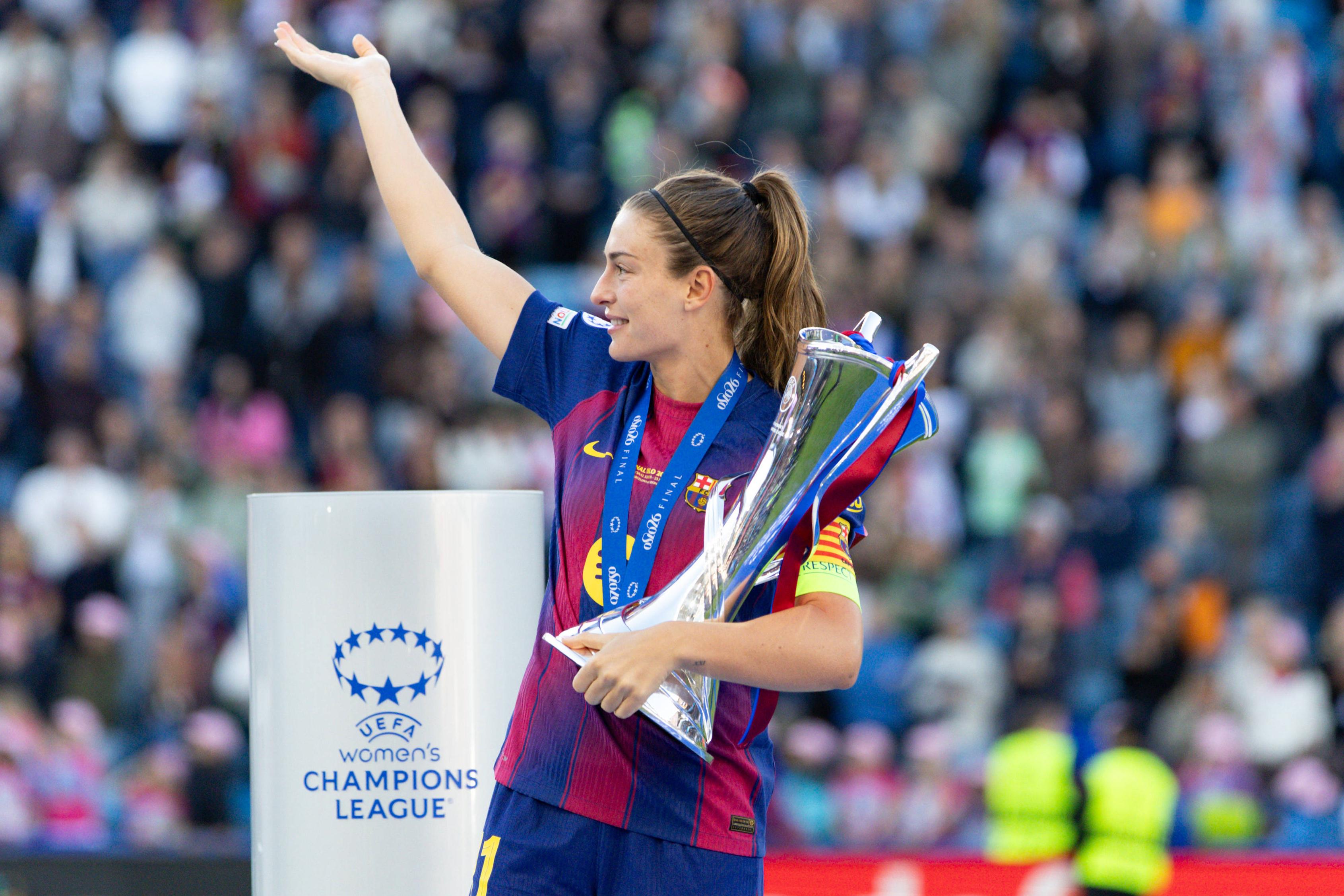 Alexia Putellas com o troféu da Champions
