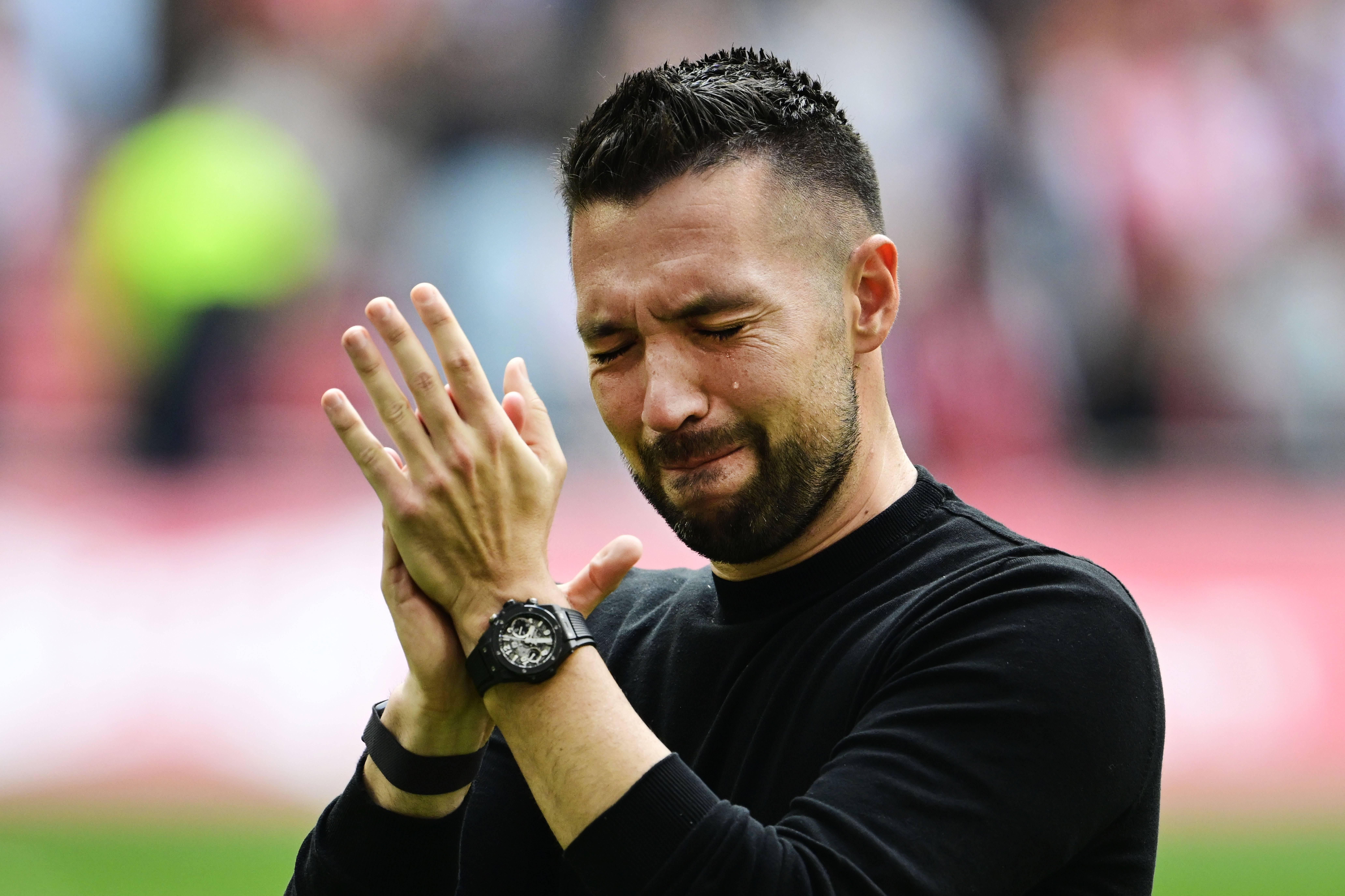 Francesco Farioli em lágrimas após perder o campeonato no Ajax na última jornada