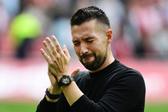 Francesco Farioli em lágrimas após perder o campeonato no Ajax na última jornada