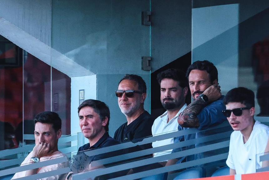 César Peixoto com o diretor desportivo Flávio Soares (o primeiro à esquerda do mister) e o presidente Rui Silva (o terceiro à esquerda do técnico) - Foto: Gil Vicente